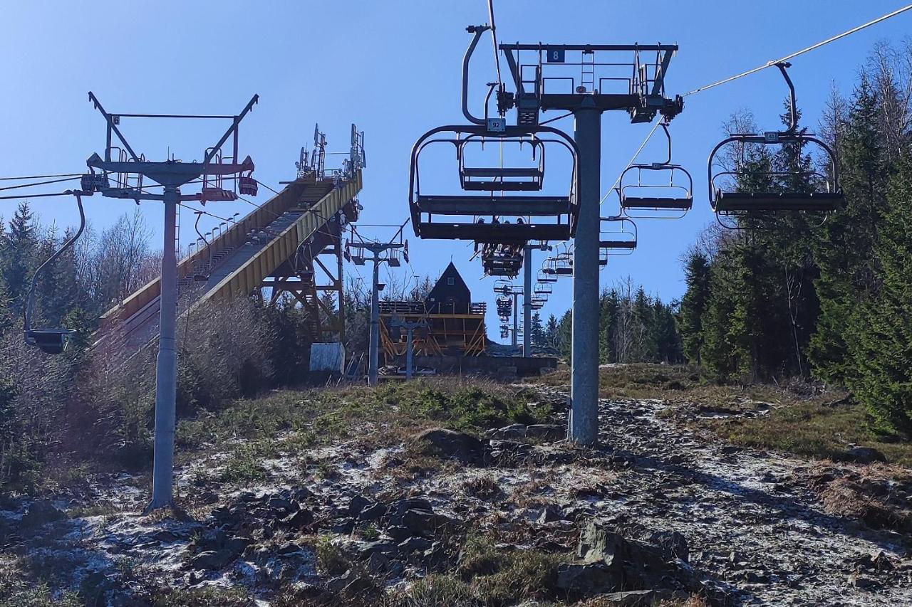 Enjoy Harrachov - Atraktivní klidný klimatizovaný apartmán 20 v centru Harrachova s wallboxem EV, herní konzolí, Ipad, Netflix, výhledem do zahrady a na romantický kostelík Exterior foto