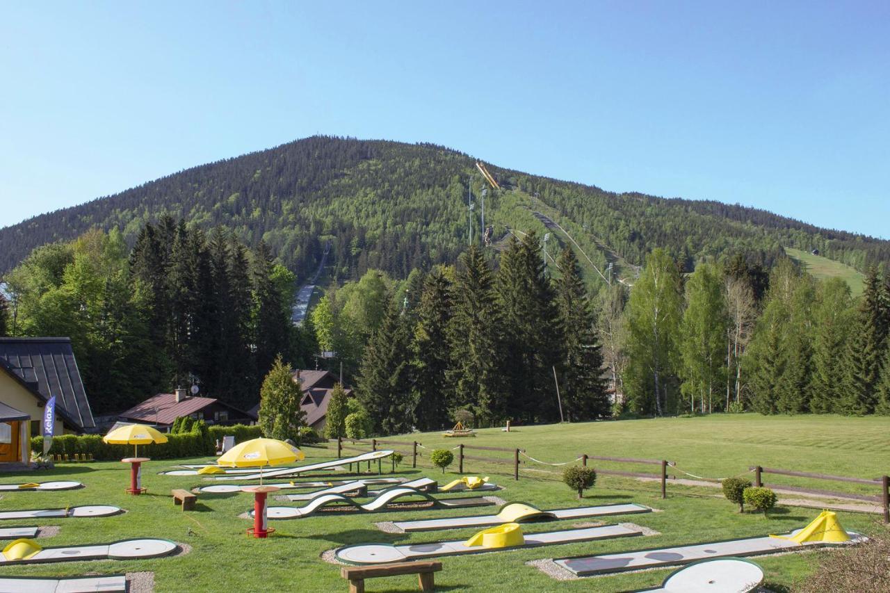 Enjoy Harrachov - Atraktivní klidný klimatizovaný apartmán 20 v centru Harrachova s wallboxem EV, herní konzolí, Ipad, Netflix, výhledem do zahrady a na romantický kostelík Exterior foto