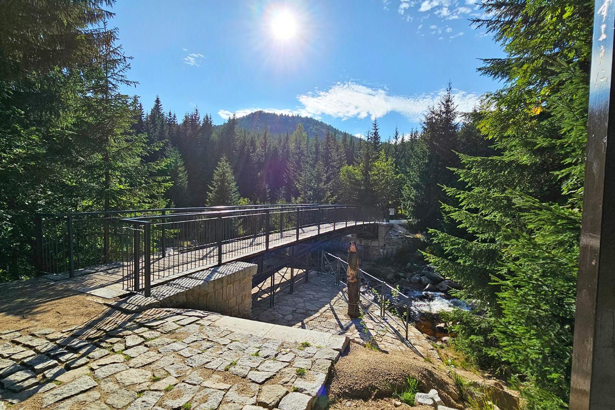 Enjoy Harrachov - Atraktivní klidný klimatizovaný apartmán 20 v centru Harrachova s wallboxem EV, herní konzolí, Ipad, Netflix, výhledem do zahrady a na romantický kostelík Exterior foto