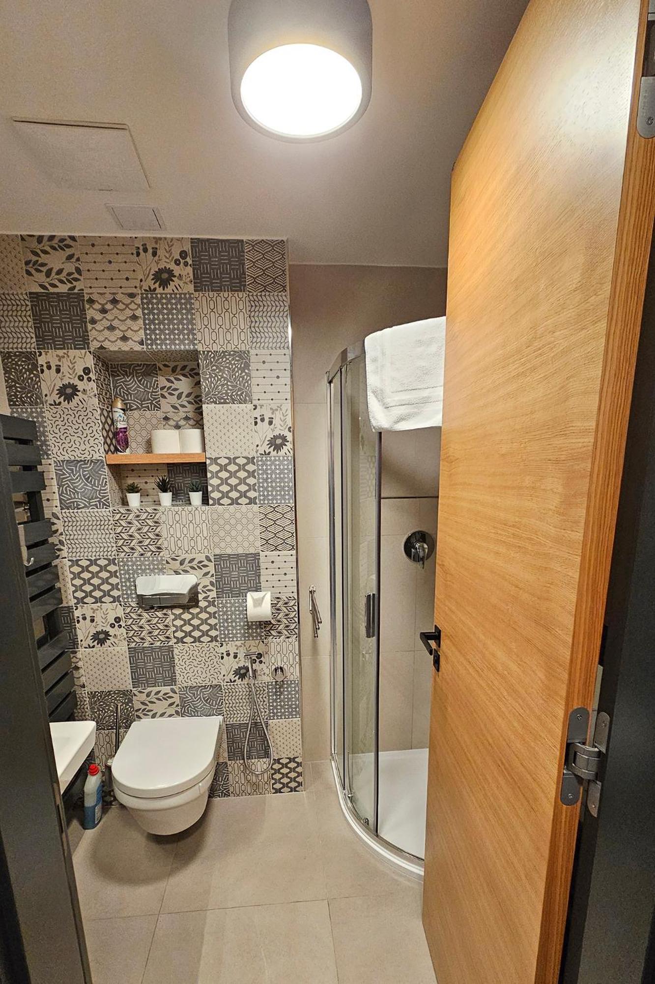 Enjoy Harrachov - Atraktivní klidný klimatizovaný apartmán 20 v centru Harrachova s wallboxem EV, herní konzolí, Ipad, Netflix, výhledem do zahrady a na romantický kostelík Exterior foto